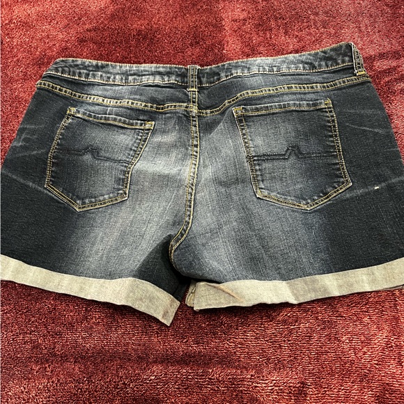 Gently loved Juniors Arizona Jean shorts - Picture 6 of 7